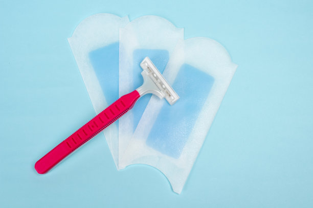脱毛蜡条和剃须刀。美丽的概念。图片下载