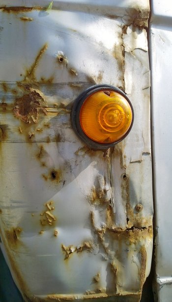 破旧、锈迹斑斑、带有前灯的卡车车身部分被毁。汽车有锈迹、缺陷和划痕。旧钢的金属薄板腐蚀。汽车车身。优质维修和服务理念。图片下载