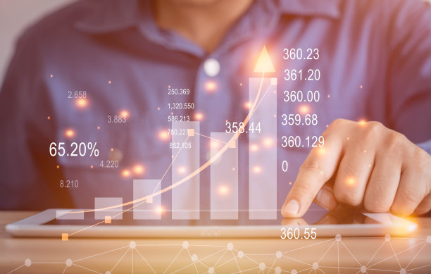 商人使用平板电脑检查业务增长图片下载