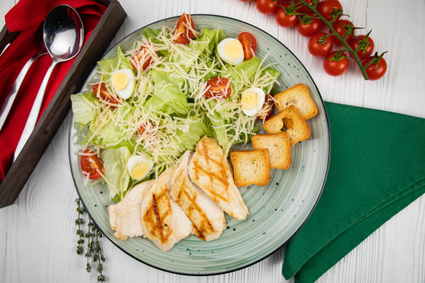 新鲜农产品沙拉，肉类，奶酪，橄榄图片下载