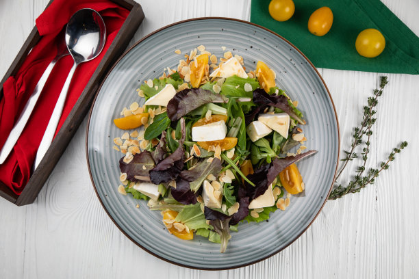 新鲜农产品沙拉，肉类，奶酪，橄榄图片下载