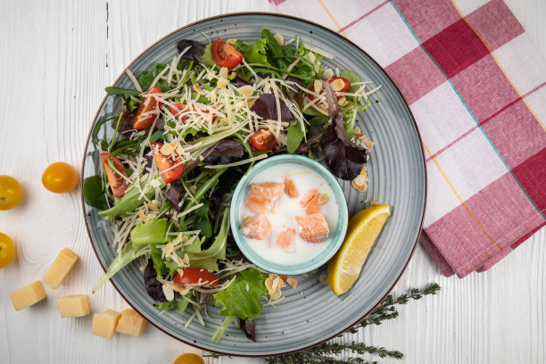 新鲜农产品沙拉，肉类，奶酪，橄榄图片下载