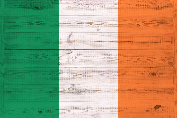 一面绘在旧木头背景上的爱尔兰国旗。纹理划痕背景和国旗日的概念。爱尔兰三色是由绿色、白色和橙色的垂直条纹组成图片下载