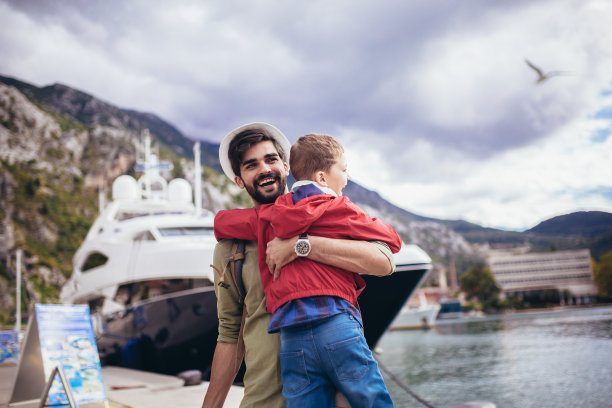 快乐的父亲拥抱着长途旅行归来的儿子图片下载