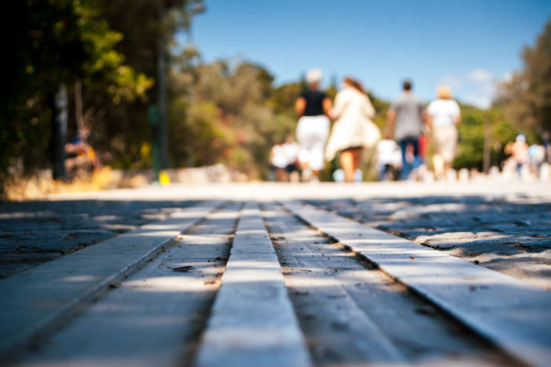 走在雅典Diosiniou Aeropagitou大街上图片下载