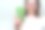 靠近玻璃与绿色天然蔬菜冰沙饮料在女人的手图片下载
