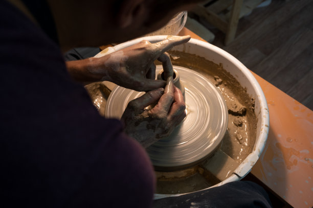 男人在工作场所制造陶瓷壶图片下载