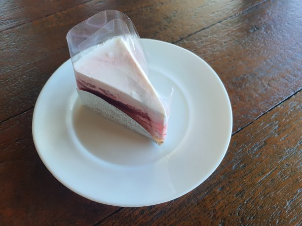 蓝莓蛋糕放在盘子里图片下载