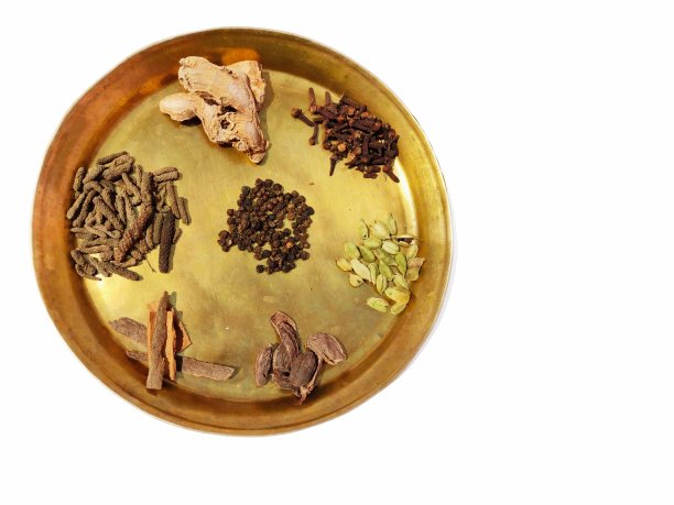 阿育吠陀药草成分铜板上白色背景俯视图。图片下载