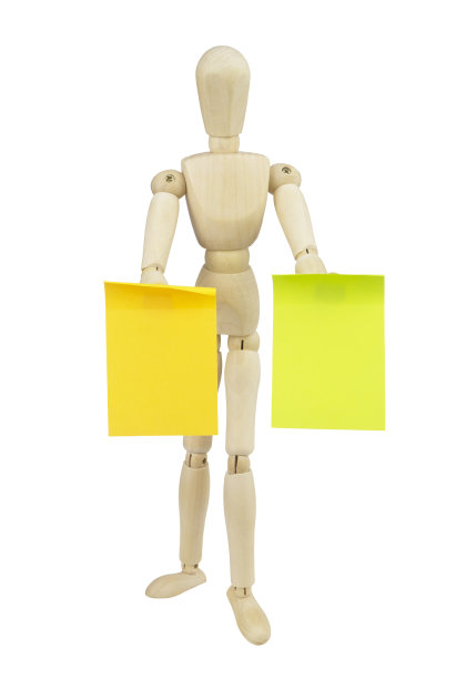 木制人体模型与空白便条纸贴纸隔离图片下载