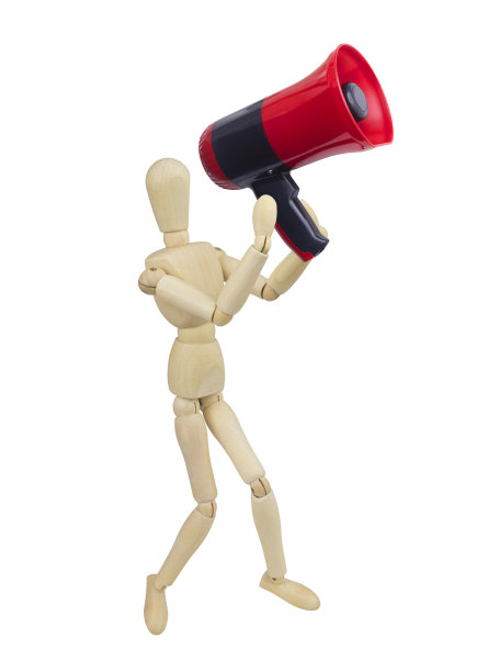 木制人体模型与麦克风隔离图片下载