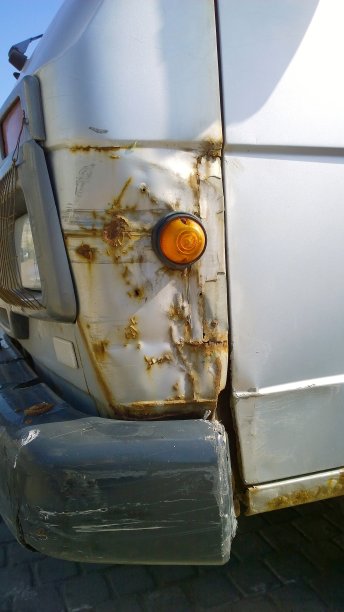 卡车有锈蚀、腐蚀、缺陷和划痕，请仔细观察。汽车车身修复。金属板腐蚀。旧钢表面。汽车车身。汽车服务理念。去除腐蚀表面。受损的纹理图片下载