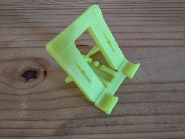 塑料手机支架放在生锈的木地板上图片下载