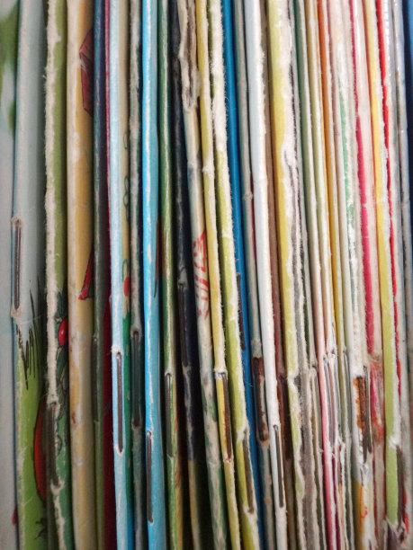 书架上有许多装订好的书图片下载