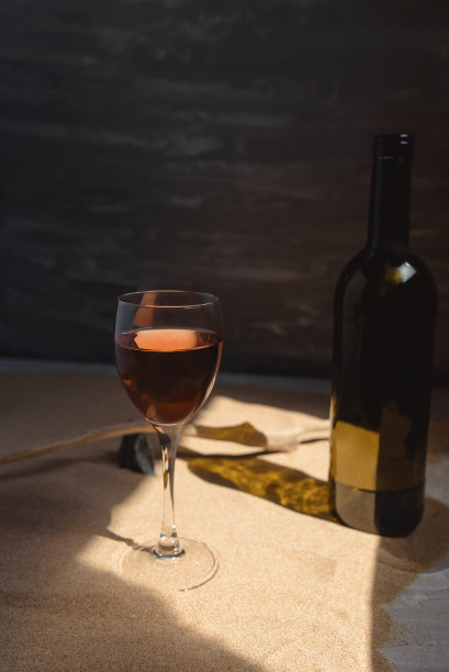 沙滩上的拱形阳光下，一杯红酒。图片下载