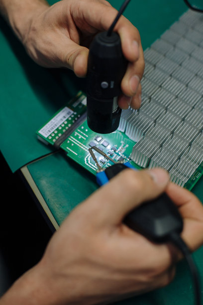 在服务中心修理电脑零件的年轻人。实验室维修和修理服务。电子维修服务理念。用于创建和挖掘比特币的采矿农场的设备图片下载