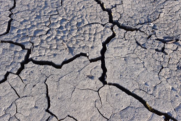 干涸的湖泊或沼泽在干旱过程中缺少雨水或水分，是全球性的自然灾害。图片下载