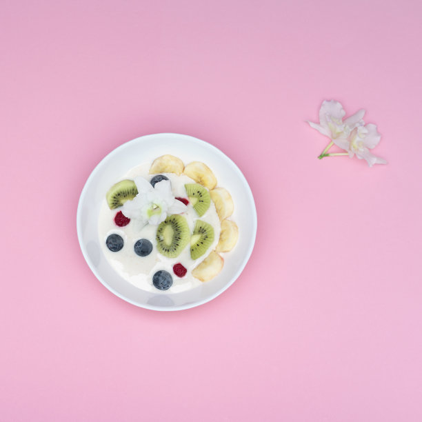 一碗有蓝莓，猕猴桃，杏仁，香蕉，坚果的冰沙。图片下载