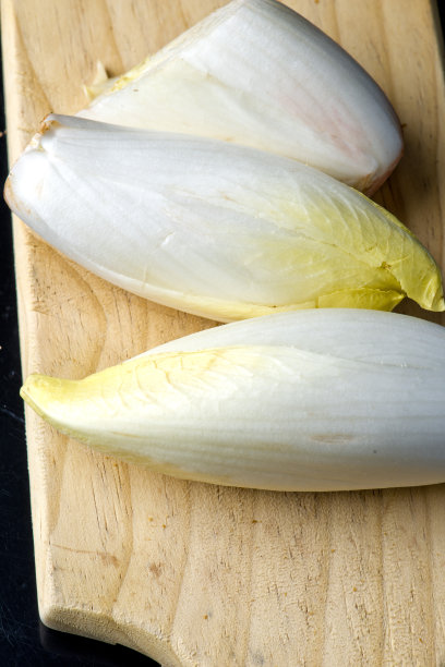 菊苣。经典的法国、意大利或美国餐厅沙拉中常用的沙拉原料，由羽衣甘蓝、比布生菜、杏仁、蓝莓、核桃、西红柿、培根、蓝奶酪、鳄梨、煮鸡蛋和橄榄油拌制成。图片下载