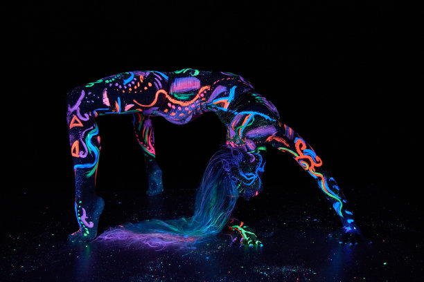 艺术女人的身体艺术在紫外线下跳舞的身体。鲜艳的抽象画上女孩的身体霓虹色。时尚和艺术女性。图片下载