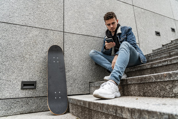 年轻人玩滑板图片下载