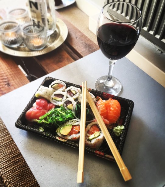 一套混合鱼寿司和米饭，一杯红酒图片下载