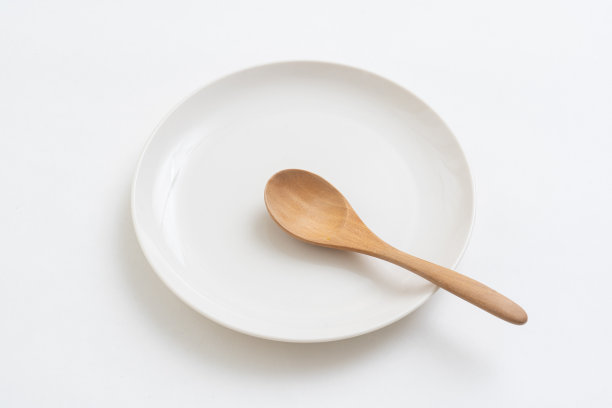 圆形盘子和勺子图片下载