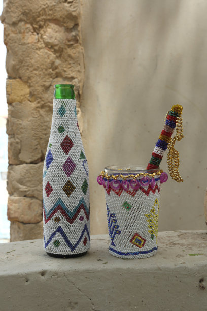 信德手工艺:瓶子、臼和杵的串珠外壳图片下载