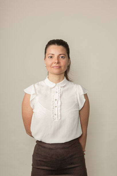 一个35岁女人的画室肖像图片下载