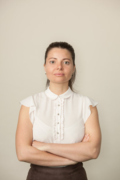 一个35岁女人的画室肖像图片下载