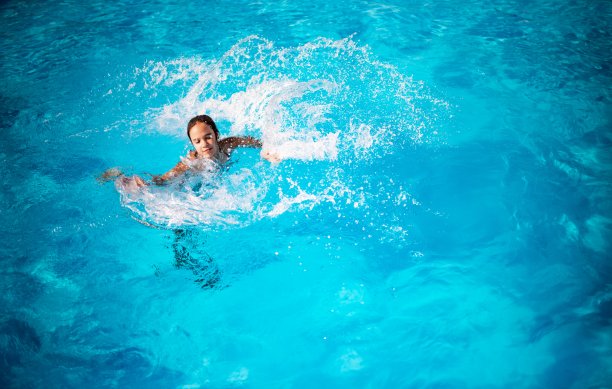 俯视图漂亮的年轻女孩图片下载