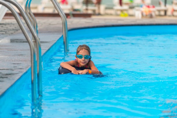 戴着泳镜的迷人小女孩图片下载