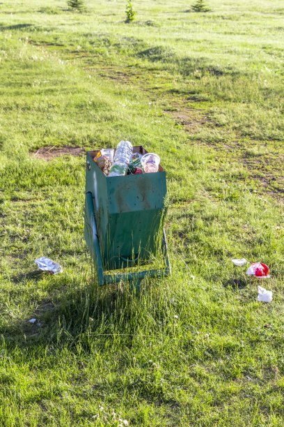 大自然中的垃圾图片下载
