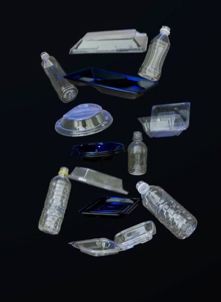 落在黑色背景上的干净水瓶可回收图片下载