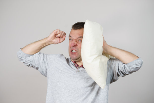 人们因为噪音而睡不着觉图片下载