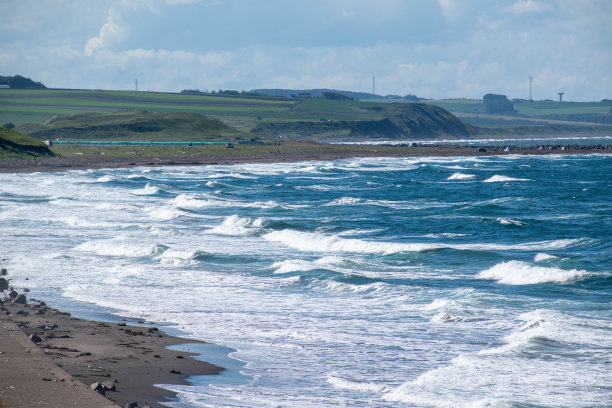 海浪汹涌的海岸线图片下载