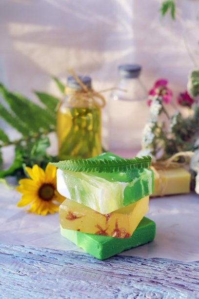 肥皂，药草，喷雾剂和装有芳香油的瓶子放在木窗台上图片下载