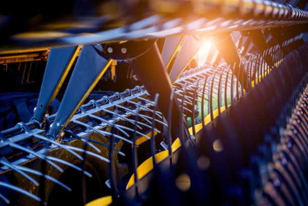 现代农业机械设备。联合收割机。图片下载