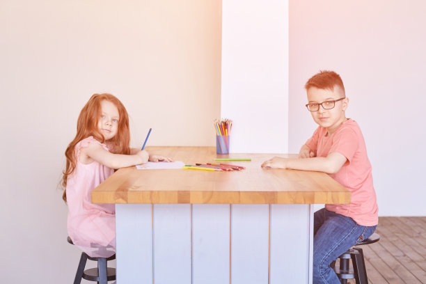 小男孩和小女孩在画画。闭锁练习。自制的例程图片下载