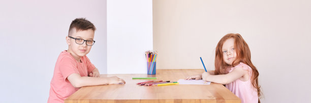 小男孩和小女孩在画画。关闭锁定运动。自制的例程图片下载