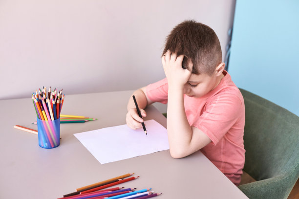 小男孩画。关闭锁定运动。自制的例程。学校的功课图片下载