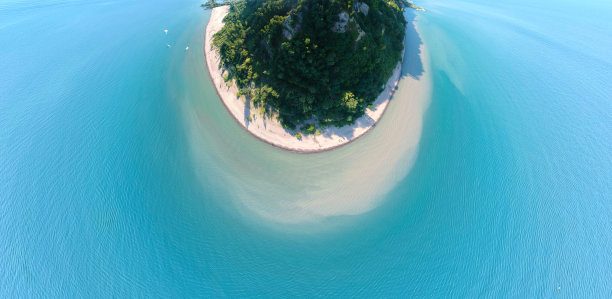 异国情调的艺术鸟瞰图大教堂悬崖公园风景湛蓝湖安大略湖悬崖和沙滩绿化在阳光明媚的一天。位于加拿大安大略省多伦多市的著名旅游景点。图片下载