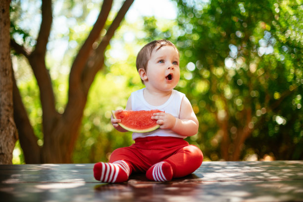 婴儿吃西瓜图片下载