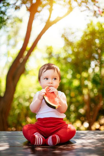 小男孩吃西瓜图片下载