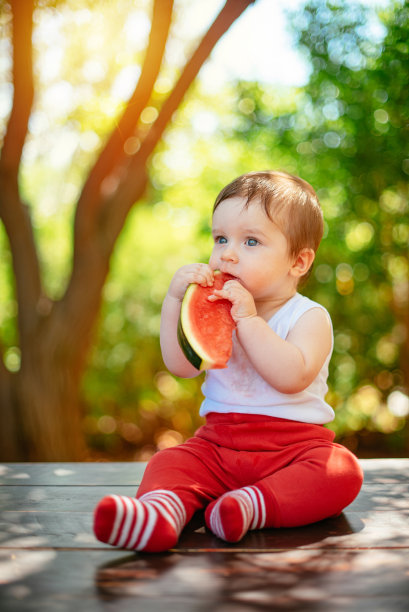 小男孩吃西瓜图片下载