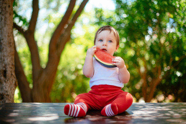 婴儿吃西瓜图片下载