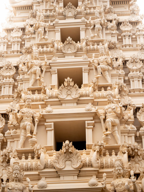 在印度寺庙的屋顶上雕刻的美丽的石头神像的特写照片图片下载