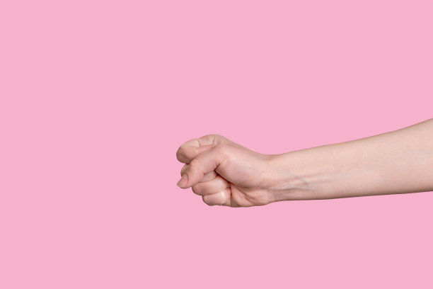 数字零或拳头。白种人的手显示了手上的数字。图片下载