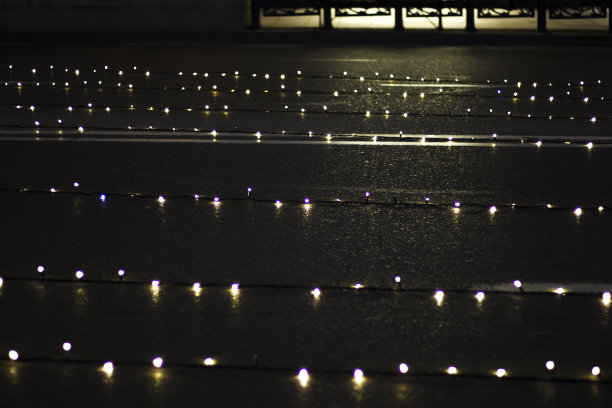 格鲁吉亚第比利斯街头的圣诞彩灯。自由广场，市中心。图片下载