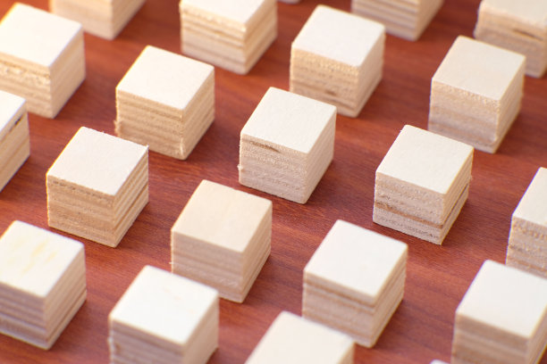 木质立方体为商业图标和木质文字背景，商业理念概念图片下载